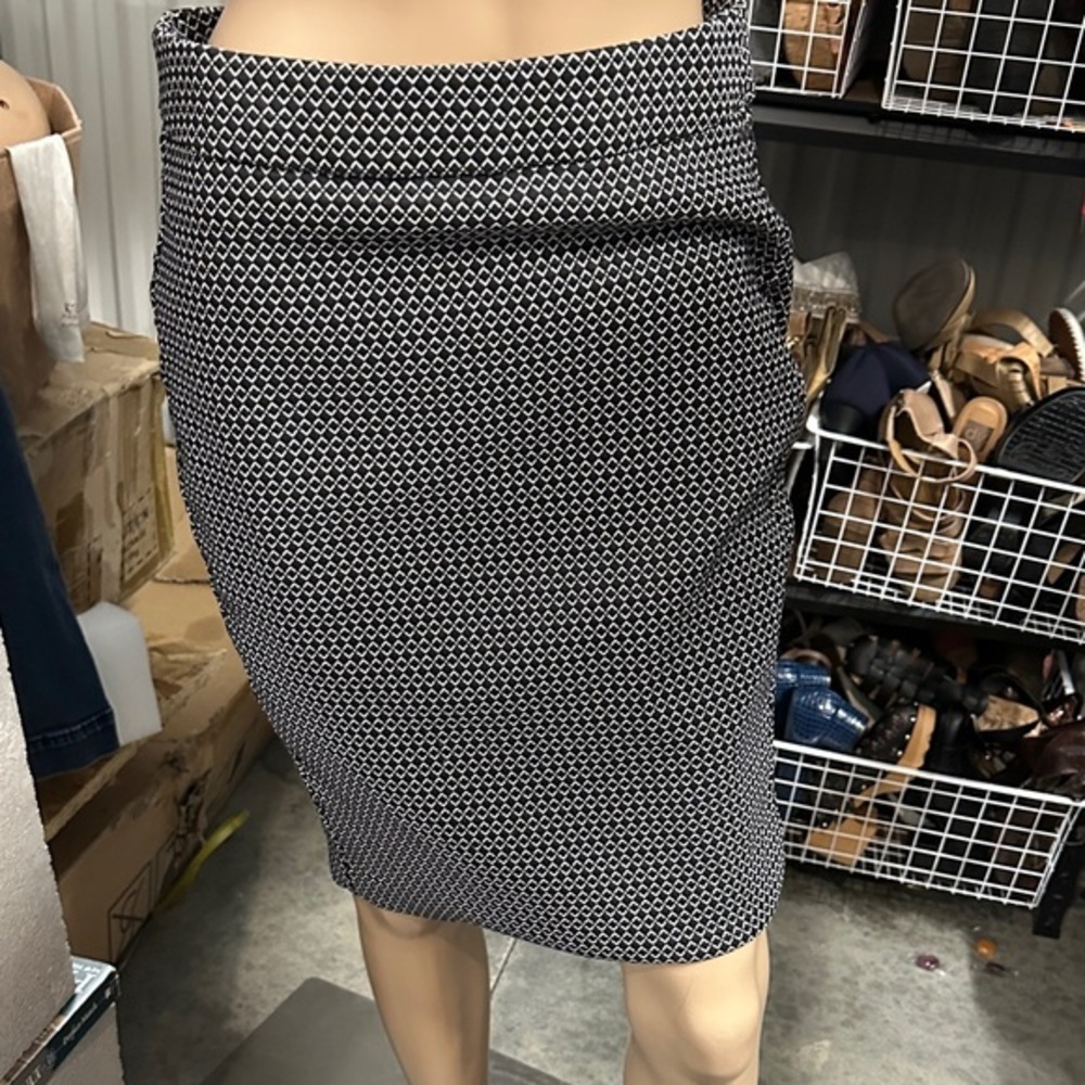 Elle patterned black and white stretch slip on skirt size small